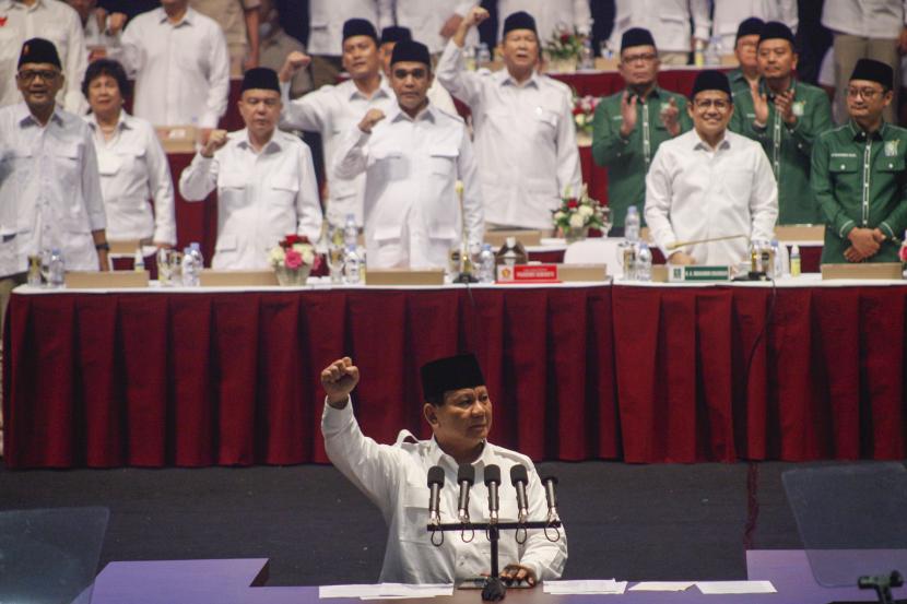 Ketua Umum Partai Gerindra Prabowo Subianto (bawah) menyampaikan pidato kebangsaan saat deklarasi koalisi antara Partai Gerindra dan Partai Kebangkitan Bangsa (PKB) dalam Rapimnas Gerindra di SICC, Sentul, Kabupaten Bogor, Jawa Barat, Sabtu (13/8/2022). Partai Gerindra dan PKB secara resmi menyatakan berkoalisi untuk pemilu 2024. 