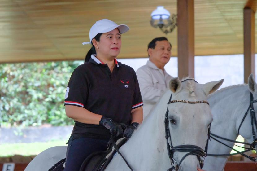 Ketua Umum Partai Gerindra, Prabowo Subianto berkuda bersama Ketua DPP Partai Demokrasi Indonesia Perjuangan (PDIP) Puan Maharani di kompleks kediaman Prabowo, Kabupaten Bogor, Ahad (4/9). 