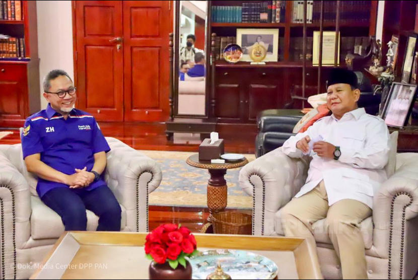 Ketua Umum Partai Gerindra Prabowo Subianto bersama Ketua Umum Partai Amanat Nasional (PAN) Zulkifli Hasan. Ketum Gerindra Prabowo Subianto ingin peralihan kekuasan dari Jokowi berjalan sejuk.