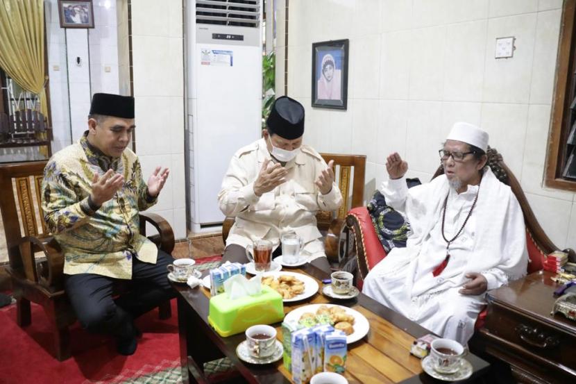 Ketua Umum Partai Gerindra Prabowo Subianto bersilatutahmi dengan pimpinan pesantren Al-Qodiri, Jember Kiai Ahmad Muzzaki Syaha, Selasa (3/5). 