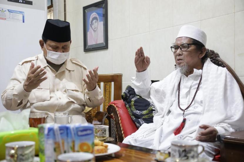 Ketua Umum DPP Partai Gerindra Prabowo Subianto bersama pimpinan Pondok Pesantren Al-Qodiri, Jember Kiai Ahmad Muzzaki Syaha.