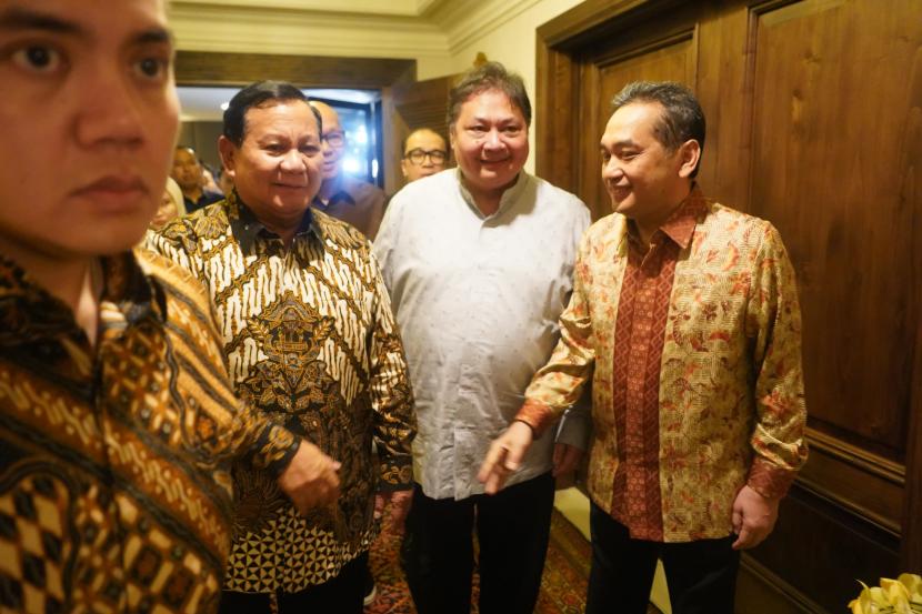 Ketua Umum Partai Gerindra Prabowo Subianto bertemu dengan Ketua Umum DPP Partai Golkar Airlangga Hartarto di Jakarta, Kamis (11/4/2024).