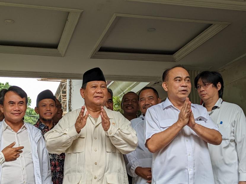 Ketua Umum Partai Gerindra, Prabowo Subianto bertemu dengan penanggung jawab Musra sekaligus Ketua Umum Pro Jokowi (Projo), Budi Arie Setiadi di kediamannya, Jakarta, Kamis (10/11).