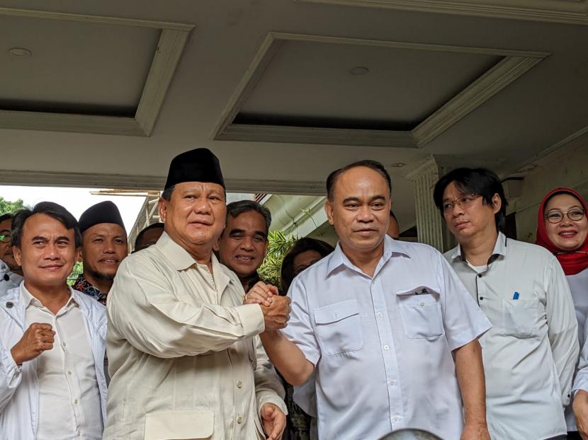 Ketua Umum Partai Gerindra Prabowo Subianto bertemu dengan penanggung jawab Musra sekaligus Ketua Umum Pro Jokowi (Projo), Budi Arie Setiadi di kediamannya, Jakarta, Kamis (10/11).