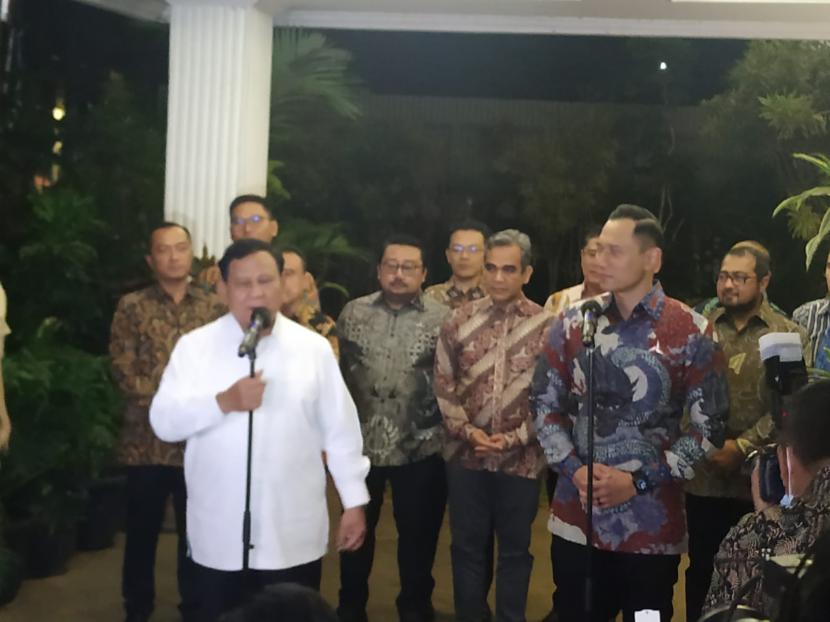 Ketua Umum Partai Gerindra Prabowo Subianto dan Ketua Umum Partai Demokrat Agus Harimurti Yudhoyono (AHY) menggelar konferensi pers di kediaman Prabowo Kertanegara IV, Kebayoran Baru, Jakarta, Jumat (24/6). 
