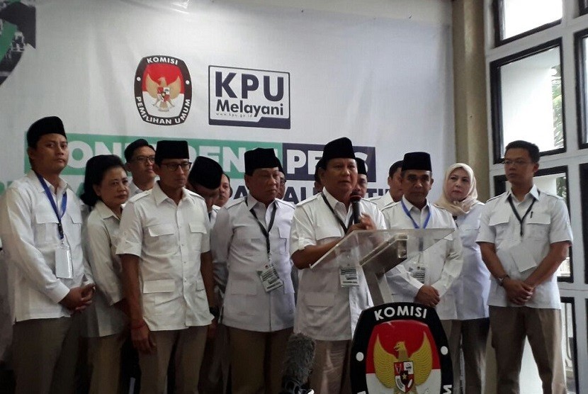Ketua Umum Partai Gerindra, Prabowo Subianto datang langsung ke Gedung Komisi Pemilihan Umum (KPU) RI di Jalan Imam Bondjol, Jakarta Pusat pada Sabtu (14/10) sore. 