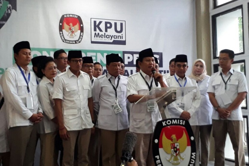 Ketua Umum Partai Gerindra, Prabowo Subianto datang langsung untuk mendaftarkan Partai Gerindra ke Gedung Komisi Pemilihan Umum (KPU) RI, Jakarta Pusat. Sabtu (14/10) sore.