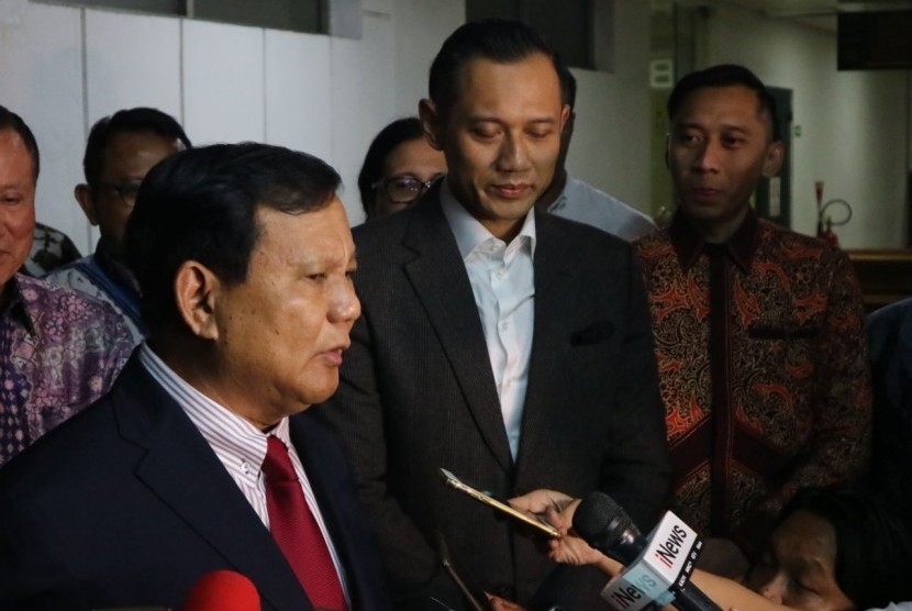 Ketua Umum Partai Gerindra Prabowo Subianto didampingi putra Ketua Umum Partai Demokrat Susilo Bambang Yudhoyono (SBY), Agus Harimurti Yudhoyono (AHY), dan Edhie Baskoro Yudhoyono di RSPAD Gatot Soebroto, Jakarta, Rabu (18/7).