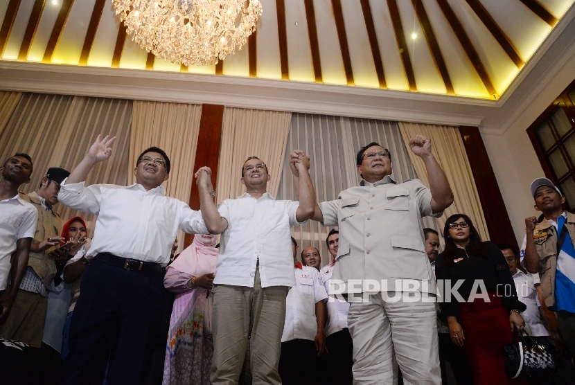 Ketua Umum Partai Gerindra Prabowo Subianto (kanan) bersama Presiden Partai Keadilan Sejahtera (PKS) Sohibul Iman (kiri) dan Calon Gubernur DKI Jakarta Anies Baswedan (tengah) seusai memberikan keterangan pers di Kediaman Prabowo, Jakarta, Sabtu (15/4) malam. 