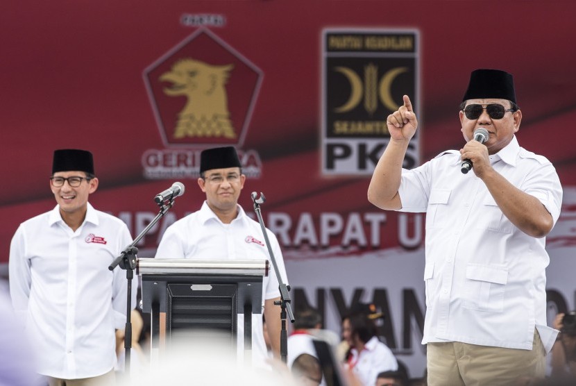 Ketua Umum Partai Gerindra Prabowo Subianto (kanan) 