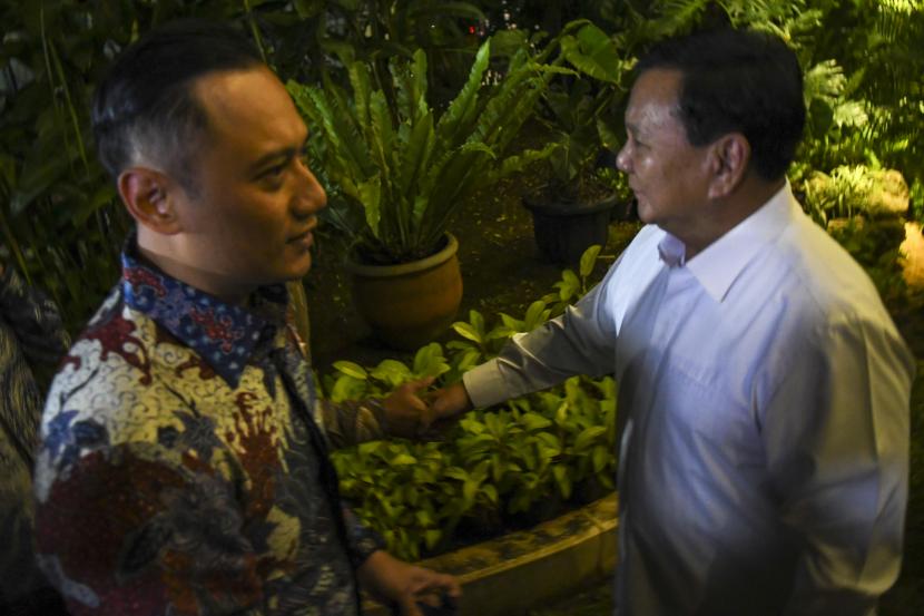 Ketua Umum Partai Gerindra Prabowo Subianto (kanan) menerima kedatangan Ketua Umum Partai Demokrat Agus Harimurti Yudhoyono (kiri) untuk melakukan pertemuan di Kertanegara, Jakarta, Jumat (24/6/2022). 