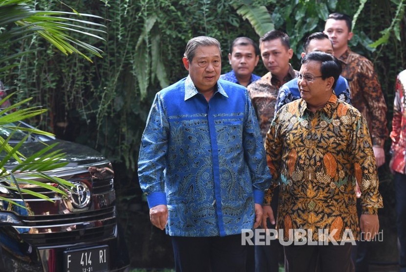 Ketua Umum Partai Gerindra Prabowo Subianto (kanan) menerima kunjungan Ketua Umum Partai Demokrat Susilo Bambang Yudhoyono (kiri) di kediaman Prabowo, Jalan Kertanegara, Jakarta Selatan, Senin (30/7).