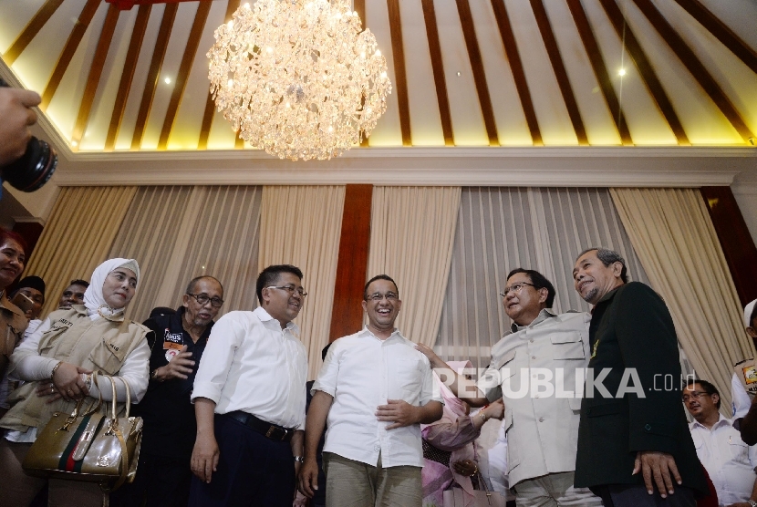 Ketua Umum Partai Gerindra Prabowo Subianto (kedua kanan) bersama Presiden Partai Keadilan Sejahtera (PKS) Sohibul Iman (ketiga kiri) dan Calon Gubernur DKI Jakarta Anies Baswedan (ketiga kanan) 