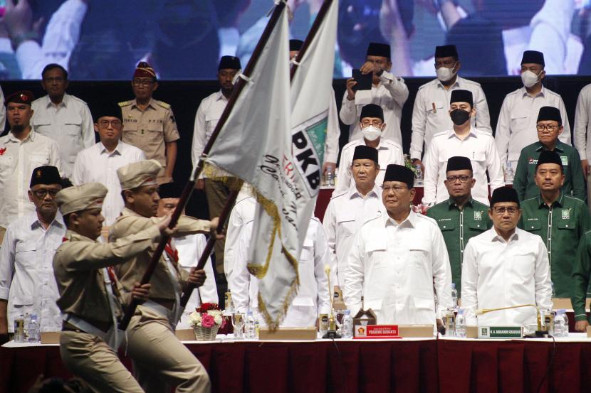 Ketua Umum Partai Gerindra Prabowo Subianto (kedua kanan) bersama Ketua Umum Partai Kebangkitan Bangsa (PKB) Muhaimin Iskandar (kanan) saat deklarasi koalisi antara Partai Gerindra dan PKB dalam Rapimnas Gerindra di SICC, Sentul, Kabupaten Bogor, Jawa Barat, Sabtu (13/8/2022). Partai Gerindra dan PKB secara resmi menyatakan berkoalisi untuk pemilu 2024. 