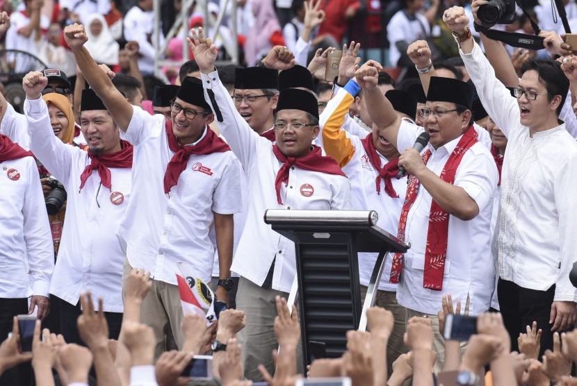 Ketua Umum Partai Gerindra Prabowo Subianto (kedua kanan) memberikan orasi didampingi Presiden PKS Sohibul Iman (tengah), Calon Wakil Gubernur DKI Sandiaga Uno (kedua kiri) saat Kampanye Akbar Anies-Sandi di GOR Soemantri Brodjonegoro, Jakarta, Minggu (29/