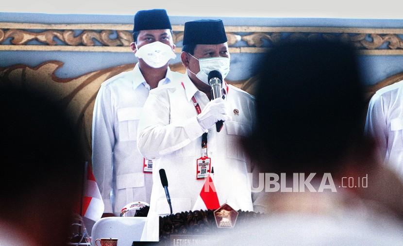 Ketua Umum Partai Gerindra Prabowo Subianto (kedua kiri) memberikan pengarahan saat Kongres Luar Biasa (KLB) Partai Gerindra di Bukit Hambalang, Kabupaten Bogor, Jawa Barat, Sabtu (8/8/2020). KLB Partai Gerindra yang berlangsung secara virtual dan tatap muka terbatas dalam rangka menerapkan protokol kesehatan pencegahan penyebaran COVID-19 yang diikuti pengurus DPP dan DPD Partai Gerindra tersebut mengukuhkan kembali Prabowo Subianto sebagai Ketua Umum Partai Gerindra periode 2020-2025.
