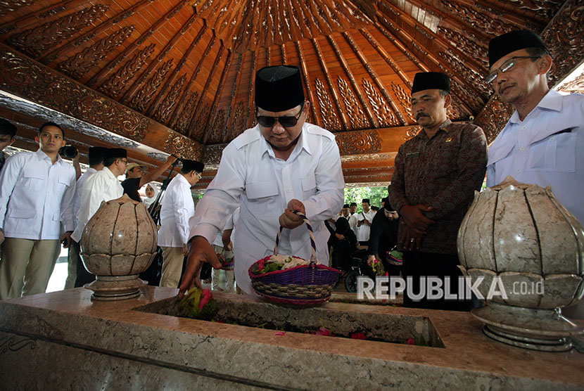 Ketua umum Partai Gerindra Prabowo Subianto (ketiga kanan) menabur bunga di pusara makam Ayahanda Presiden Soekarno, R. Soekeni Sosrodihardjo saat berziarah di makam Presiden Soekarno, Blitar, Jawa Timur, Jumat (4/5).