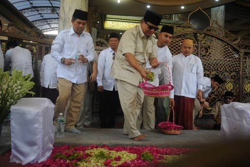 Ketua Umum Partai Gerindra Prabowo Subianto (ketiga kanan) menabur bunga saat ziarah ke makam Syaikhona Kholil di Bangkalan, Jawa Timur, Kamis (6/9).