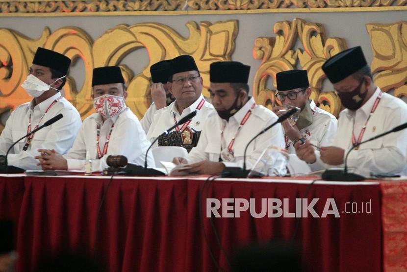 Ketua Umum Partai Gerindra Prabowo Subianto (ketiga kiri) bersama pengurus DPP Partai Gerindra mengikuti Kongres Luar Biasa (KLB) Partai Gerindra di Bukit Hambalang, Kabupaten Bogor, Jawa Barat, Sabtu (8/8/2020). KLB Partai Gerindra yang berlangsung secara virtual dan tatap muka terbatas dalam rangka menerapkan protokol kesehatan pencegahan penyebaran COVID-19 yang diikuti pengurus DPP dan DPD Partai Gerindra tersebut mengukuhkan kembali Prabowo Subianto sebagai Ketua Umum Partai Gerindra periode 2020-2025. 