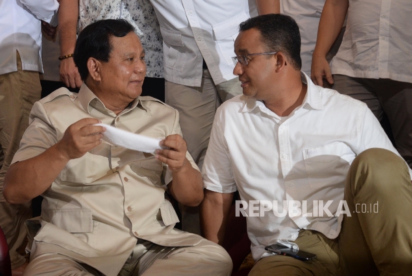 Ketua Umum Partai Gerindra Prabowo Subianto (kiri) berbincang dengan Gubernur DKI Jakarta Anies Baswedan (kanan).