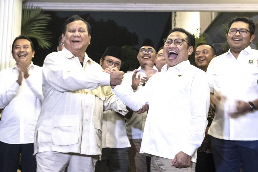 Ketua Umum Partai Gerindra Prabowo Subianto (kiri) berjabat tangan dengan Ketua Umum PKB Muhaimin Iskandar (kanan) usai melakukan pertemuan di Kertanegara, Jakarta, Sabtu (18/6/2022). Dalam pertemuan tersebut, Gerindra dan PKB bersepakat bekerja sama menyiapkan Pileg, Pilpres dan Pilkada di Pemilu 2024 mendatang. 
