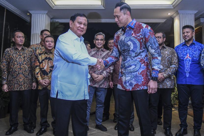 Ketua Umum Partai Gerindra Prabowo Subianto (kiri) berjabat tangan dengan Ketua Umum Partai Demokrat Agus Harimurti Yudhoyono (kanan) usai melakukan pertemuan tertutup di Kertanegara, Jakarta, Jumat (24/6/2022). Pertemuan antara Partai Demokrat dan Partai Gerindra tersebut untuk mempererat komunikasi dan silaturahmi menjelang pemilu 2024.