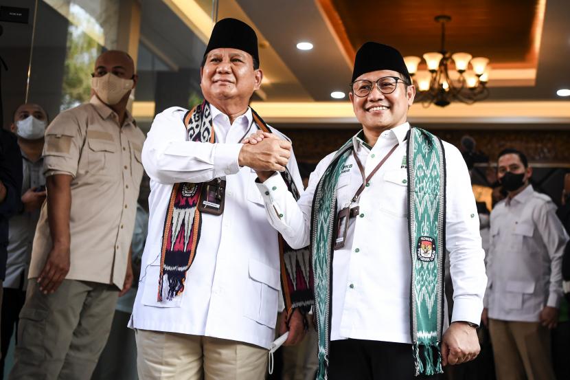 Ketua Umum Partai Gerindra Prabowo Subianto (kiri) berjabat tangan dengan Ketua Umum Partai Kebangkitan Bangsa (PKB) Muhaimin Iskandar (kanan) usai melakukan Pendaftaran Partai Politik Calon Peserta Pemilu tahun 2024 di Gedung KPU, Jakarta, Senin (8/8/2022). KPU telah menerima berkas dari 18 partai politik yang mendaftar sebagai calon peserta Pemilu 2024 di hari kedelapan pendaftaran. 