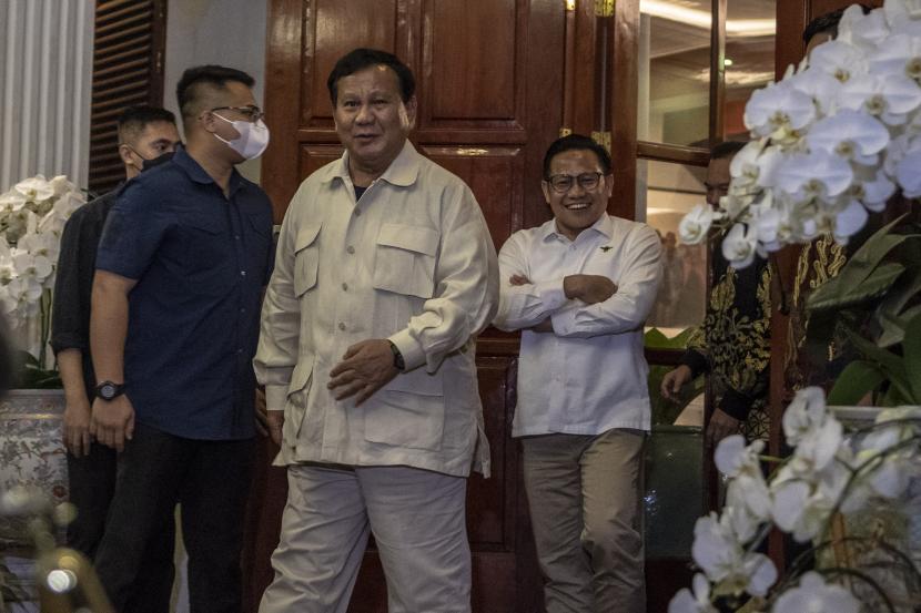 Ketua Umum Partai Gerindra Prabowo Subianto (kiri) berjalan bersama Ketua Umum PKB Muhaimin Iskandar (kanan) usai melakukan pertemuan di Kertanegara, Jakarta, Sabtu (18/6/2022). Dalam pertemuan tersebut, Gerindra dan PKB bersepakat bekerja sama menyiapkan Pileg, Pilpres dan Pilkada di Pemilu 2024 mendatang. 