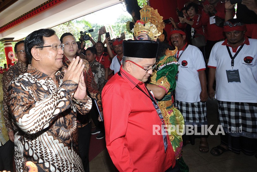 Ketua Umum Partai Gerindra Prabowo Subianto (kiri) berjalan memasuki ruangan Pembukaan Kongres V PDI Perjuangan di Sanur, Denpasar, Bali, Kamis (8/8/2019). 