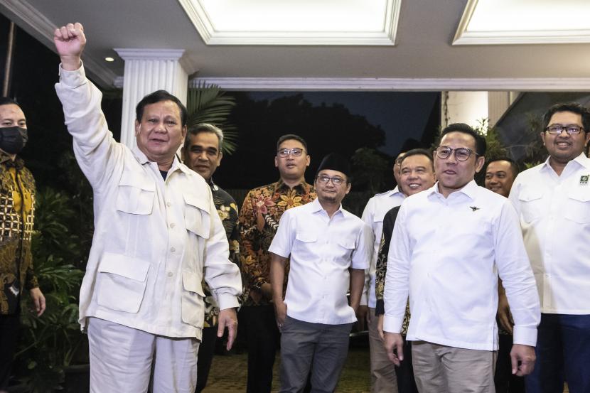 Ketua Umum Partai Gerindra Prabowo Subianto (kiri) bersama Ketua Umum PKB Muhaimin Iskandar (kanan) memberi salam kepada media usai melakukan pertemuan di Kertanegara, Jakarta, beberapa waktu lalu. Prabowo dan Muhaimin rencananya akan memimpin pendaftaran Gerindra dan PKB sebagai peserta Pemilu 2024 ke kantor Komisi Pemilihan Umum (KPU) pada hari ini, Senin (8/8).