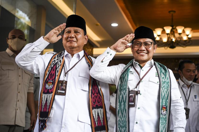 Ketua Umum Partai Gerindra Prabowo Subianto (kiri) bersama Ketua Umum Partai Kebangkitan Bangsa (PKB) Muhaimin Iskandar (kanan) melakukan hormat usai melakukan Pendaftaran Partai Politik Calon Peserta Pemilu tahun 2024 di Gedung KPU, Jakarta, Senin (8/8/2022). KPU telah menerima berkas dari 18 partai politik yang mendaftar sebagai calon peserta Pemilu 2024 di hari kedelapan pendaftaran. 