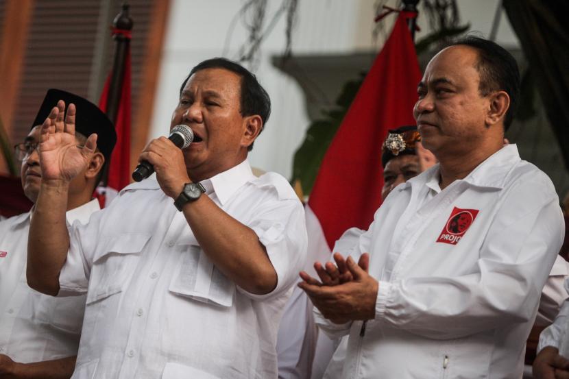 Ketua Umum Partai Gerindra, Prabowo Subianto (kiri) bersama Ketua DPP Projo Budi Arie Setiadi (kanan) menyampaikan sambutan saat melakukan deklarasi dukungan di Jakarta, Sabtu (14/10/2023).