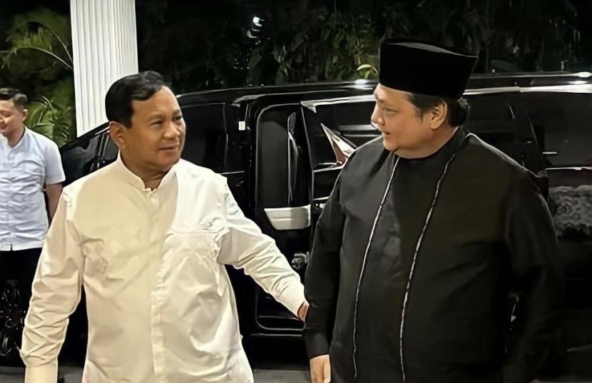 Ketua Umum Partai Gerindra Prabowo Subianto (kiri) bertemu dengan Ketua Umum DPP Partai Golkar Airlangga Hartarto (kanan).