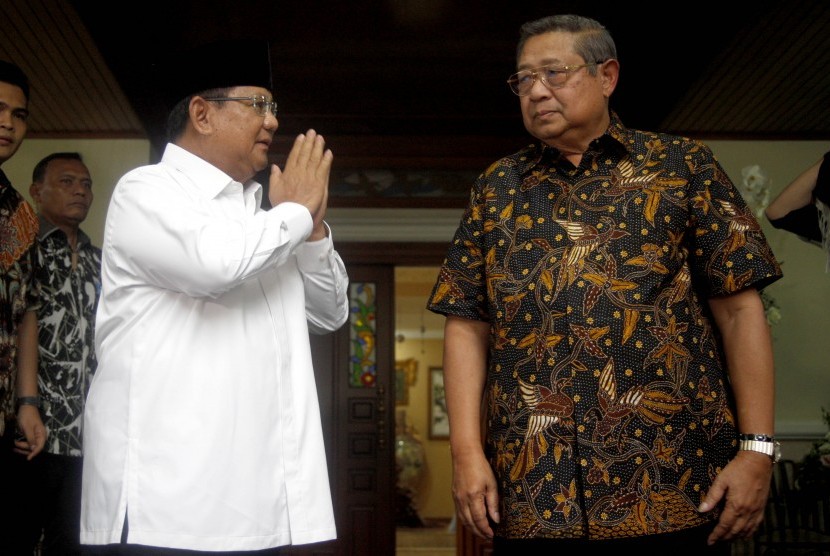 Ketua Umum Partai Gerindra Prabowo Subianto (kiri) bertemu Presiden ke-6 RI Susilo Bambang Yudhoyono (kanan) saat melayat di rumah duka, Cikeas, Bogor, Jawa Barat, Senin (3/6/2019). 
