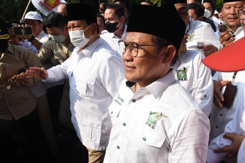Ketua Umum Partai Gerindra Prabowo Subianto (kiri) dan Ketua Umum PKB Muhaimin Iskandar (kanan) berjalan bersama menuju Gedung KPU untuk mendaftarkan partainya masing-masing sebagai calon peserta Pemilu 2024 di Jakarta, Senin (8/8/2022). Gerindra menjadi partai ke-17 dan PKB menjadi partai ke-18 yang mendaftar sebagai calon peserta Pemilu 2024 ke KPU. 