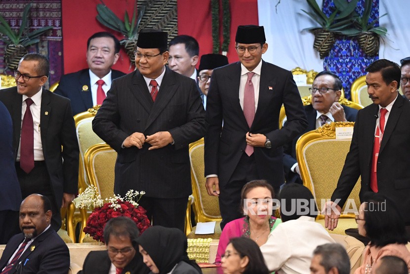 Ketua Umum Partai Gerindra Prabowo Subianto (kiri) dan Waketum Sandiaga Uno (kanan) tiba di lokasi upacara pelantikan Presiden Joko Widodo dan Wakil Presiden Ma'ruf Amin di Gedung Nusantara, kompleks Parlemen, Senayan, Jakarta, Ahad (20/10/2019).