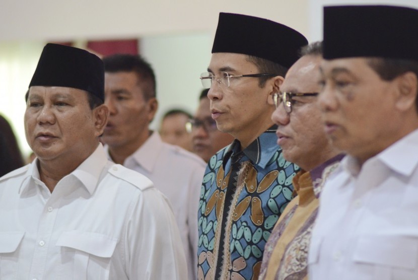 Ketua Umum Partai Gerindra Prabowo Subianto (kiri) didampingi Gubernur NTB M Zainul Majdi (tengah).