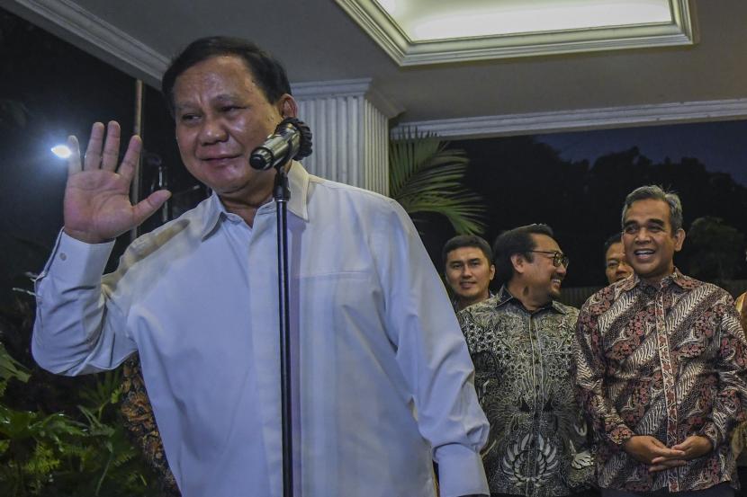 Ketua Umum Partai Gerindra Prabowo Subianto (kiri) didampingi sejumlah pimpinan partai memberikan keterangan pers usai melakukan pertemuan tertutup di Kertanegara, Jakarta, Jumat (24/6/2022). Pertemuan antara Partai Demokrat dan Partai Gerindra tersebut untuk mempererat komunikasi dan silaturahmi menjelang pemilu 2024. 