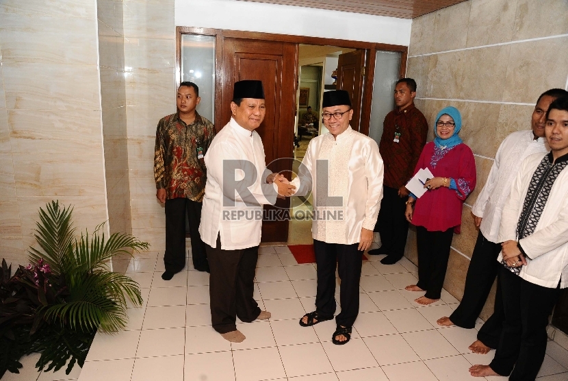Presiden Joko Widodo (kiri), Ketua MPR Zulkifli Hasan (kanan) saat mengelar buka bersama pimpinan lembaga negara di Rumah Dinas Widya Chandra, Jakarta, Senin (22/6).  (Republika/Tahta Aidilla)