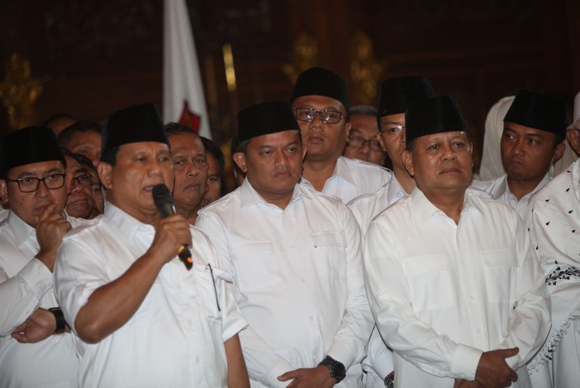 Ketua Umum Partai Gerindra Prabowo Subianto (kiri) mengumumkan Mayjen (Pur) Sudrajat (kanan) sebagai Calon Gubernur Jawa Barat pada Pilkada 2018, Padepokan Garudayaksa, Hambalang, Bogor, Jawa Barat, Sabtu (9/12). 