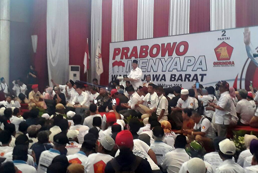 Ketua Umum Partai Gerindra, Prabowo Subianto melakukan kunjungan ke Kabupaten Bandung, Jumat (30/3). Bertempat di Hotel Sutan Raja, Prabowo bertemu dengan ribuan kader dan simpatisan Partai Gerindra.