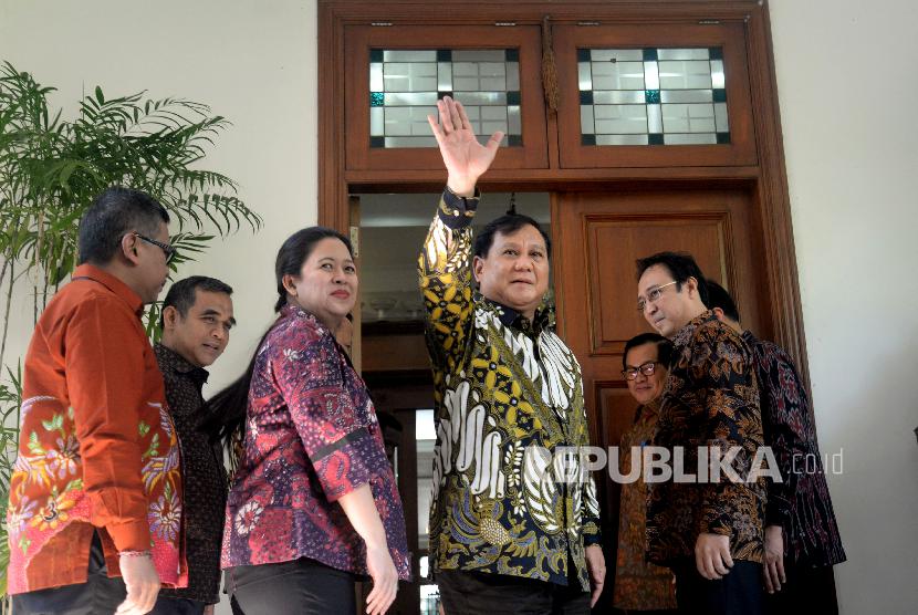 Ketua Umum Partai Gerindra Prabowo Subianto melambaikan tangan saat tiba kediaman Ketua Umum PDI Perjuangan Megawati Soekarnoputri, Rabu (24/7)