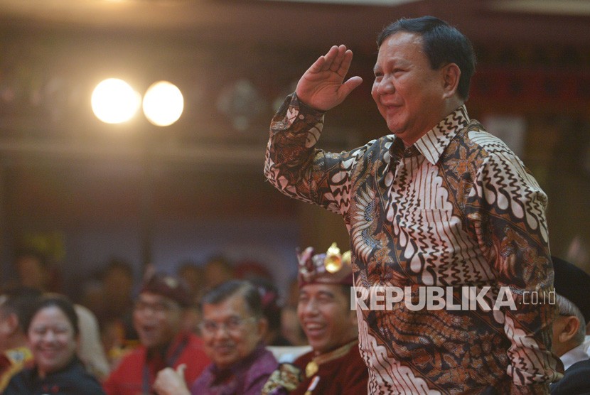 Ketua Umum Partai Gerindra Prabowo Subianto memberi hormat kepada Ketua Umum DPP PDIP Megawati Soekarnoputri saat hadir pada pembukaan Kongres V PDIP di Sanur, Bali, Kamis (8/8/2019). 