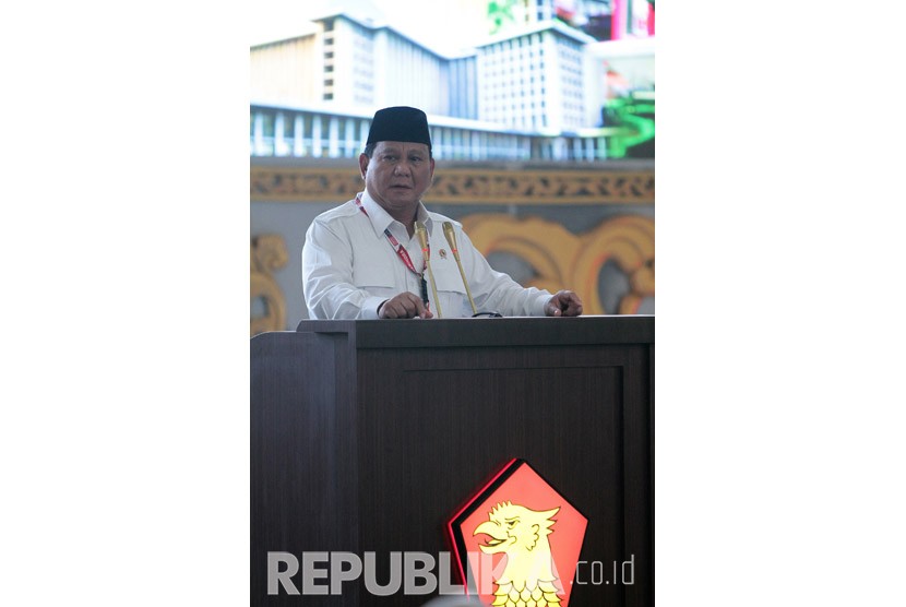 Ketua Umum Partai Gerindra Prabowo Subianto memberikan pengarahan saat Kongres Luar Biasa (KLB) Partai Gerindra di Bukit Hambalang, Kabupaten Bogor, Jawa Barat, Sabtu (8/8/2020). KLB Partai Gerindra yang berlangsung secara virtual dan tatap muka terbatas dalam rangka menerapkan protokol kesehatan pencegahan penyebaran COVID-19 yang diikuti pengurus DPP dan DPD Partai Gerindra tersebut mengukuhkan kembali Prabowo Subianto sebagai Ketua Umum Partai Gerindra periode 2020-2025. 