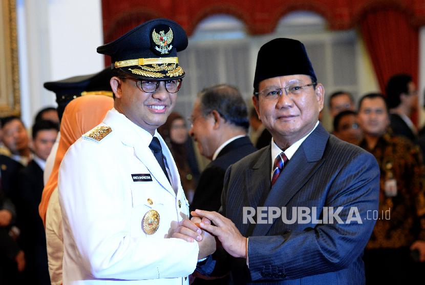 Menhan Prabowo Subianto (kanan) dan Gubernur DKI Jakarta Anies Baswedan. Prabowo dinilai publik sebagai capres pemersatu di tengah polarisasi politik.