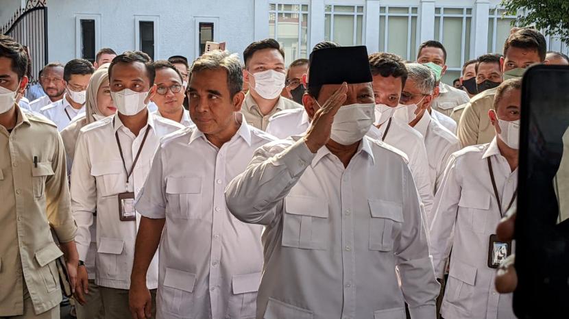 Ketua Umum Partai Gerindra, Prabowo Subianto memimpin partainya untuk mendaftar sebagai peserta Pemilu 2024, di Kantor KPU, Jakarta, Senin (8/8).