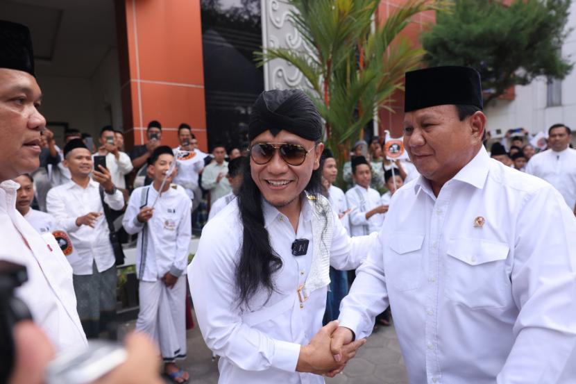 Ketua Umum DPP Partai Gerindra Prabowo Subianto disambut Gus Miftah menghadiri peringatan milad ke-11 Pondok Pesantren Ora Aji di Sleman, Jumat (8/9/2023).
