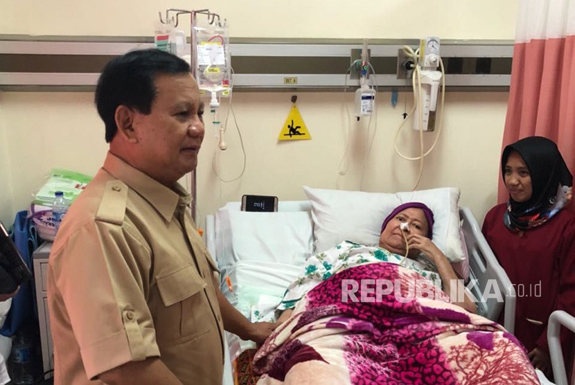 Ketua Umum Partai Gerindra, Prabowo Subianto menjenguk ibunda korban tragedi Trisakti 98, almarhum Elang Mulia Lesmana, Hira Tety Yoga di RS Dharmais, Kamis (22/2) sebelum akhirnya diketahui meninggal pada Senin (26/2).