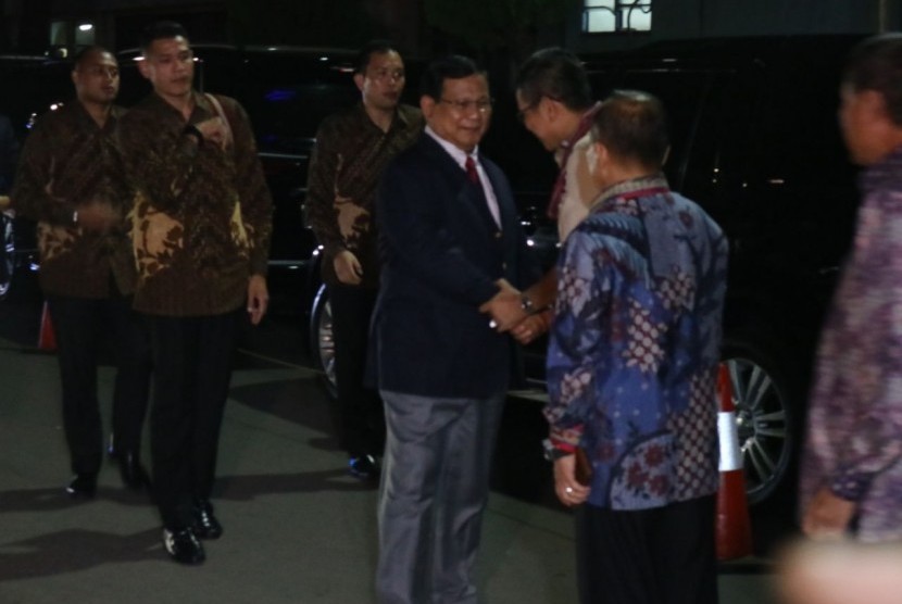 Ketua Umum Partai Gerindra Prabowo Subianto menjenguk Ketua Umum Partai Demokrat Susilo Bambang Yudhoyono (SBY) di RSPAD Gatot Soebroto, Jakarta Pusat, Rabu (18/7).
