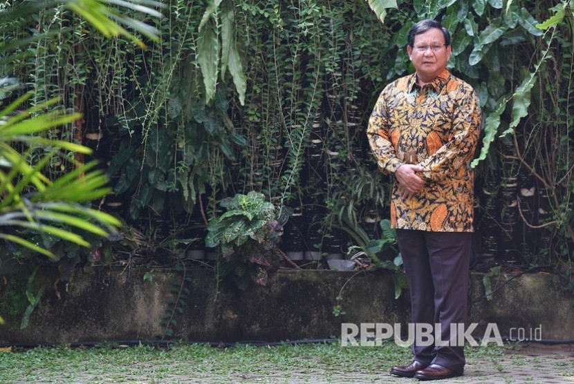 Ketua Umum Partai Gerindra Prabowo Subianto menunggu kedatangan Ketua Umum Partai Demokrat Susilo Bambang Yudhoyono di kediamannya, Jalan Kertanegara, Jakarta Selatan, Senin (30/7).